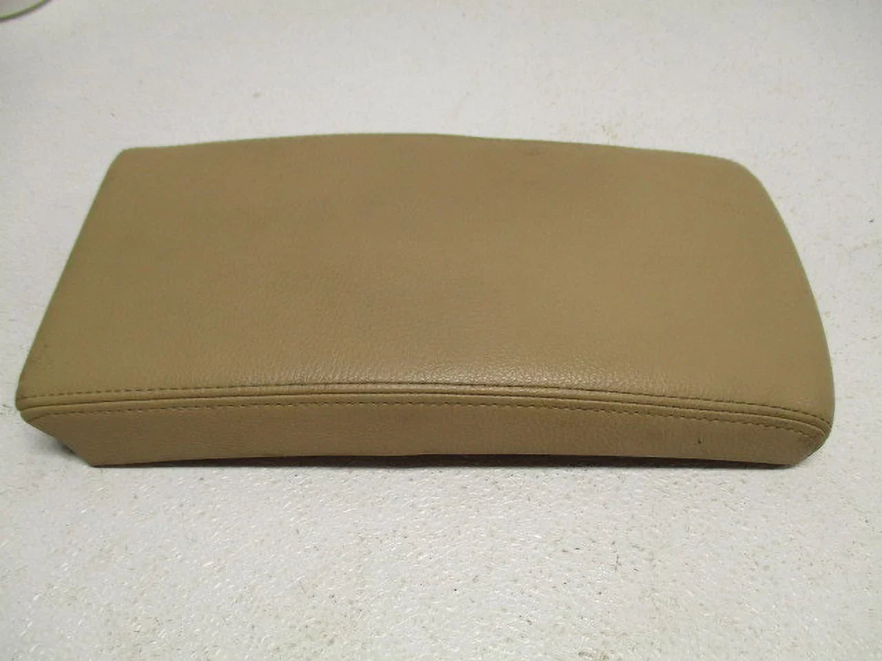 Pre-Owned 2007 Volkswagen Passat Interior Center Console Lid OEM LKQ (Good)