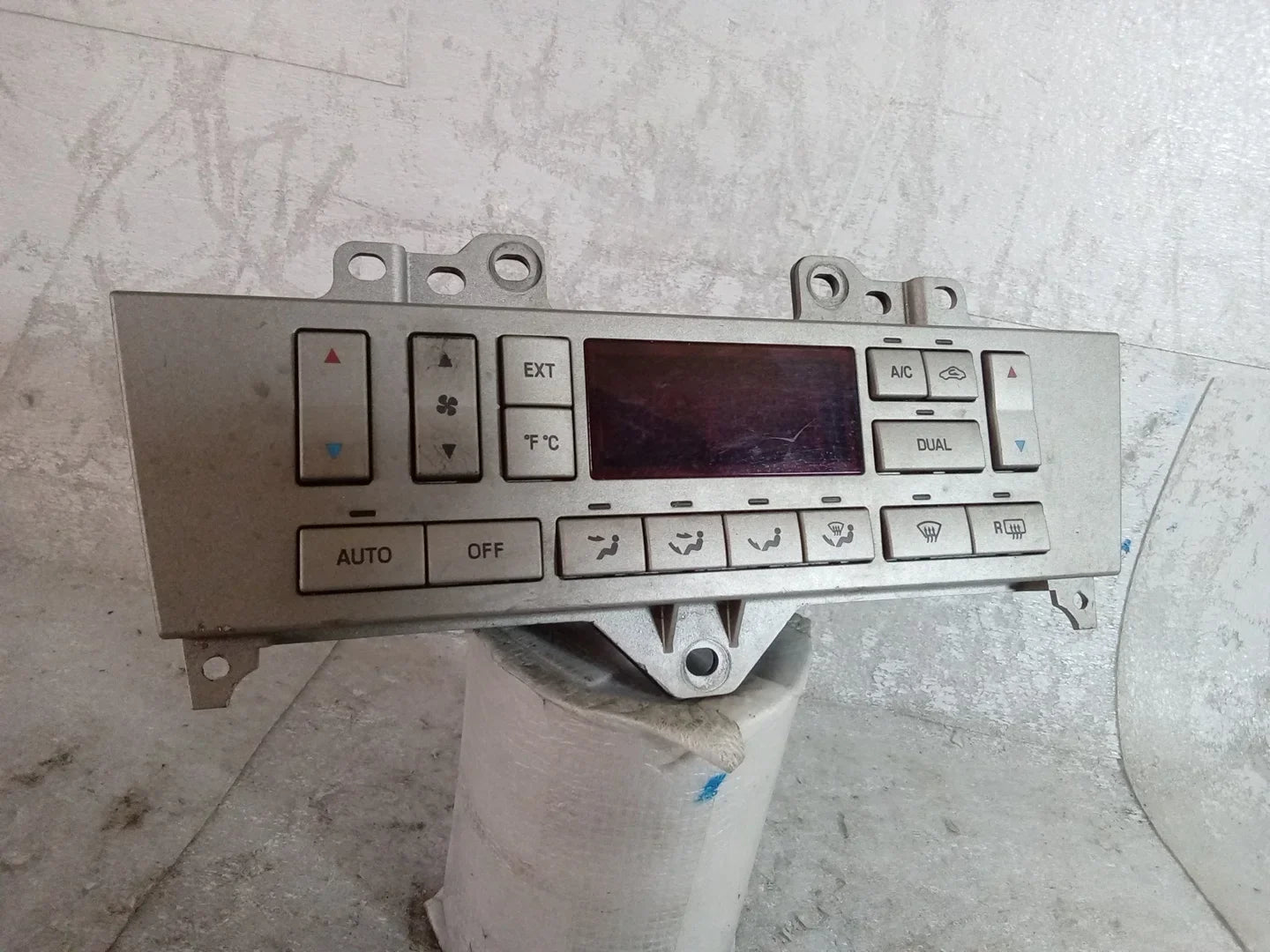 Pre-Owned 2004 Lincoln Aviator Front Main Console Automatic Temperature Control OEM LKQ (Good)